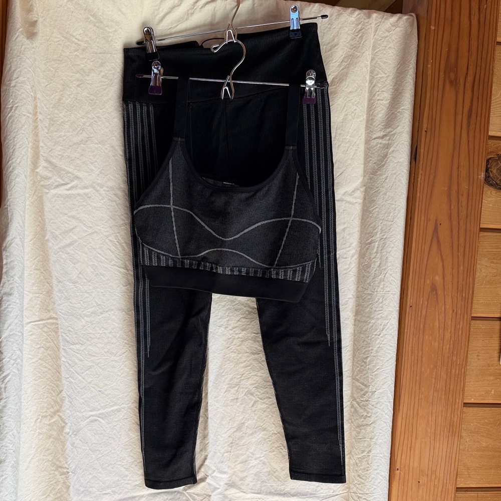 Fabletics set L leggings L top set in great condition worn once nwot